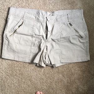 Like NEW! Cargo khaki size 18 shorts.